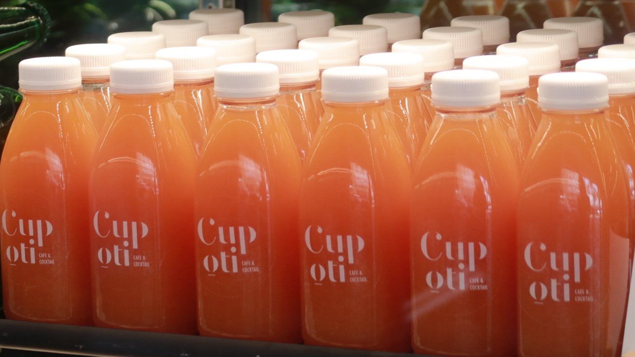 印有 Cupoti 標誌的果汁瓶