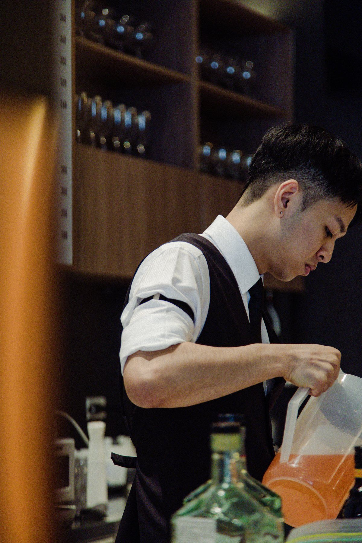 吧台夥伴準備飲料